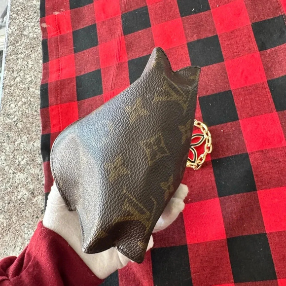 Louis Vuitton
LV Monogram Pouch converted Crossbody - Picture 10 of 13
